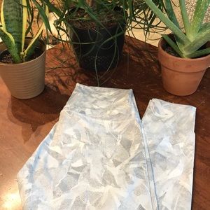 Lululemon White Wunder Under Size 6